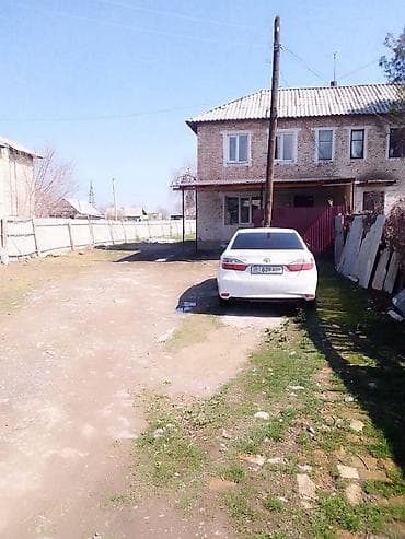 участок с шалта: 7 комнат Двухэтажный кирпичный дом с большим участком. - Материал — 4