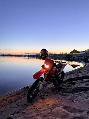 электра мото: Эндуро-мотоцикл красного цвета - Формат: легкий эндуро/ Dual-sport — 1