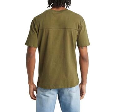 pull bear: CATERPILLAR. Хлопковая футболка с вышивкой.Неброская брендовая вышивка — 2