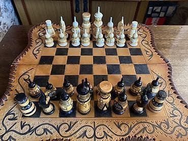 продаю шахматы: Набор шахмат с кожаной складной доской и резными фигурами. - Доска — 2