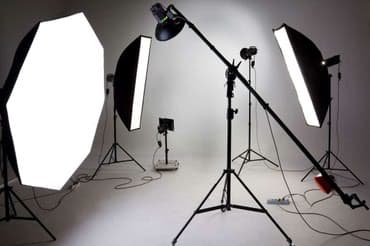 свет для студии: Студийное оборудование доступно в нашем магазине. Софтбокс Godox 40*40 — 1