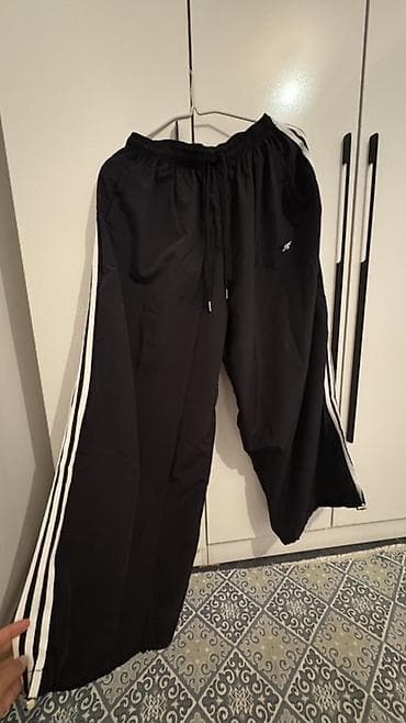 Женская одежда: Черные широкие спортивные брюки oversize с контрастными белыми — 2