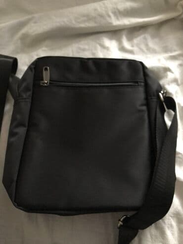 Сумка через плечо обычная черная сумка очень вместительная, карманов