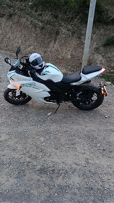 тандем машина: Спортивный мотоцикл Дукати Панигал, белый. Основные характеристики: - — 5