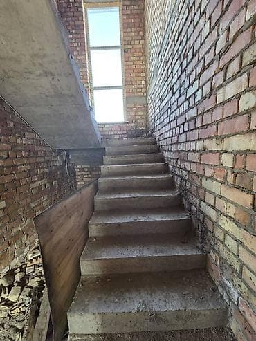 двухэтажные дома: Продается кирпичный двухэтажный дом с участком и капитальным — 1