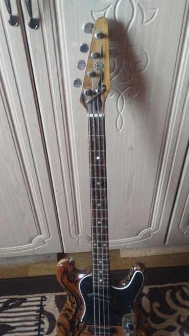 гитары: 4‑струнная электрическая бас‑гитара форм‑фактора Jazz Bass — 4