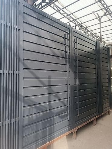 Металлические откатные ворота и секции забора современного типа