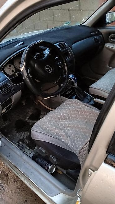 Транспорт: Mazda 323: 2003 г., 1.6 л, Кол менен иштөөчү, Бензин, Хетчбек — 5
