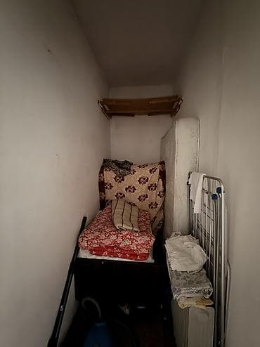 Батирлер: 4 бөлмө, 86 м², 12-мкр 106-серия, 1 кабат, Эски ремонт — 2