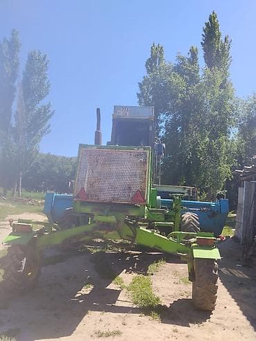 r14 175: Комбайн зерноуборочный с жаткой - Самоходный комбайн зелёного цвета с — 4