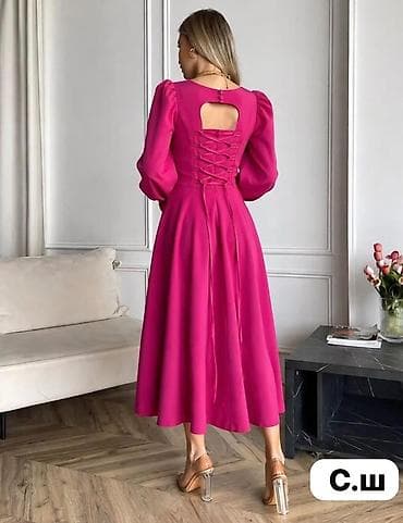 воротничок бижутерия: Платье миди с расклешённой юбкой и акцентной талией. - Силуэт — 4