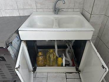 Двухсекционная кухонная мойка с тумбой и смесителем - Материал мойки