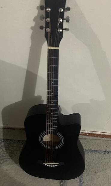 аренда музыкальных инструментов: Акустическая гитара типа дредноут с вырезом (cutaway), цвет — черный — 2