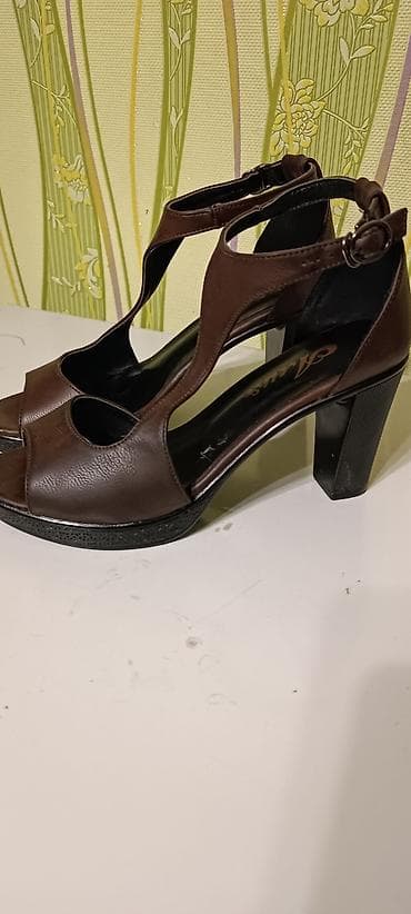 Жеке буюмдар: Продаю босоножки, 39 размер, совершенно новые, каблук 9 см, одевала — 5