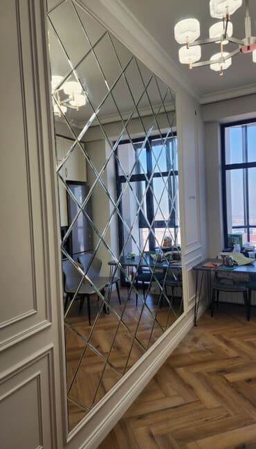 шкаф зеркальный: Зеркальная стена из ромбов - Панно из зеркальных модулей в виде — 1