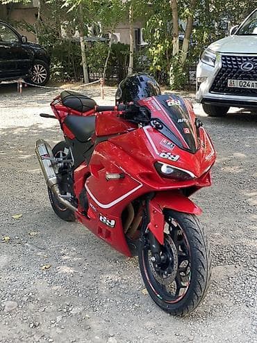 Мотоциклы: Спортивный мотоцикл в стиле sportbike, ярко‑красный. Основные — 2