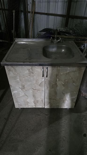 Продаю раковину с смесителем и с тумбой почти новый не пользовались