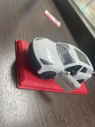 авто чемодан: Игрушечная машинка-миниатюра кроссовера (белый цвет) - Масштабная — 2