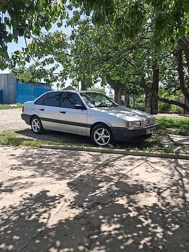 авто фортранзит: Volkswagen Passat B3, седан, серебристый цвет кузова. 1989 год 1.8 — 7