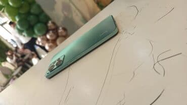 мини телефоны: Смартфон с большим безрамочным экраном, плоской передней панелью и — 2