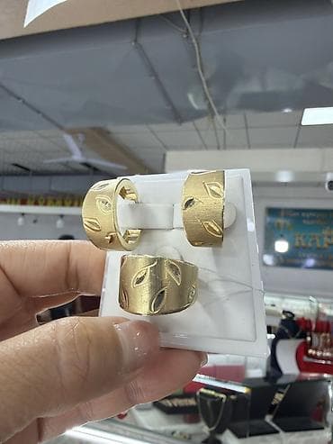 серебро позолота: Золотой комплект украшений: серьги-клипсы и широкое кольцо. - — 2