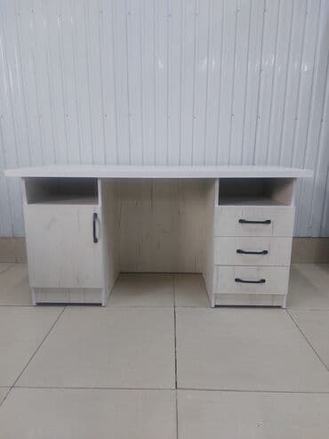 Стол двухтумбовый. Размеры: стол имеет длину 150 см, глубину