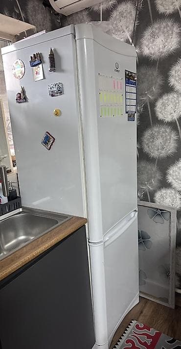 старый холодилник: Холодильник Indesit, Б/у, Двухкамерный — 1