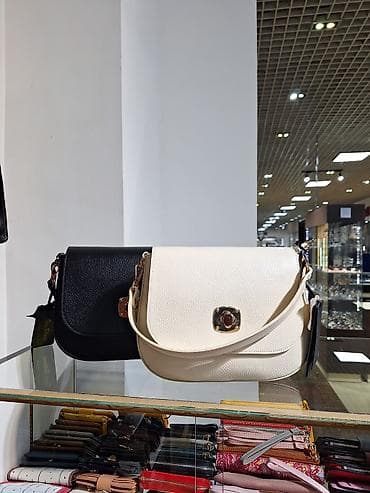 Сумка через плечо из мягкой текстурированной экокожи. Компактный