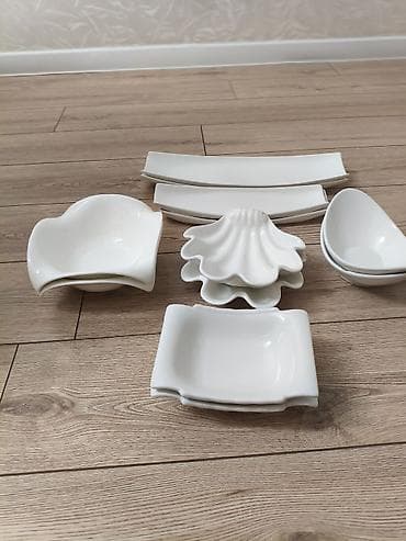 Набор белой фарфоровой посуды для сервировки и подачи блюд