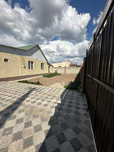 дома с большим участком: Продаётся дом с благоустроенным двором. Характеристики и особенности — 2