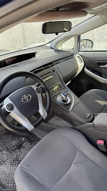 corolla 2004: Toyota Prius: 2011 г., 1.8 л, Вариатор, Гибрид, Хэтчбэк — 2
