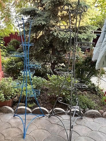Металлические напольные подставки для цветов Синяя2500 Серая4000 - lalafo.kg да Металлические напольные подставки для цветов Синяя2500 Серая4000 -
