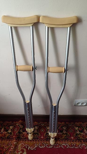 Пара подмышечных костылей с регулировкой роста. Новые купили но не