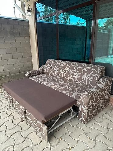 small table: Прямой диван, Б/у — 3