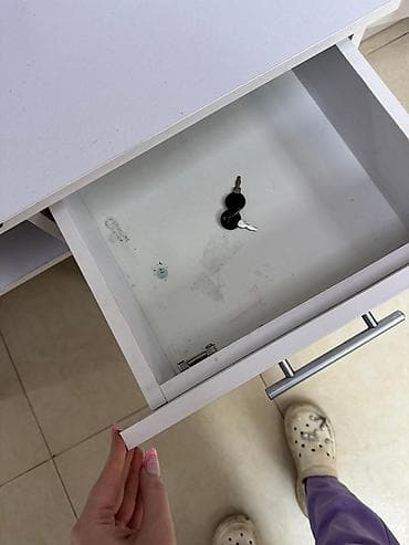 Муздатуучу жабдуулар: Продаю Маникюрный стол с встроенной вытяжкой - Встроенная вытяжка в — 5