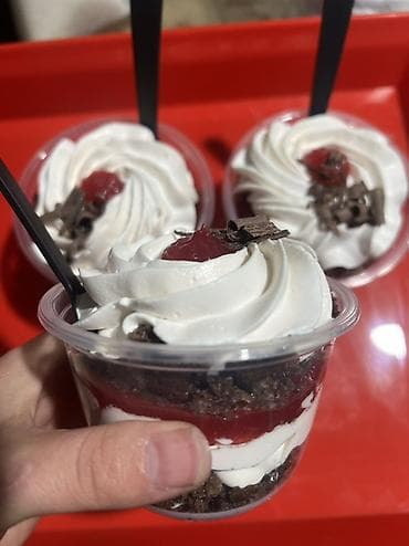 Десерты в стаканчиках - «Вишня–шоколад»: слоёный десерт в прозрачном