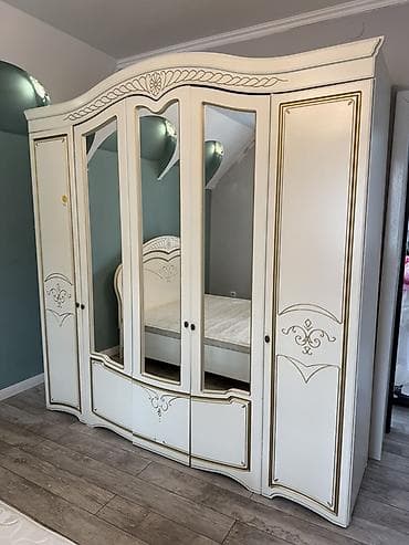 Классический гарнитур для спальни в бело‑кремовом цвете с золотистым