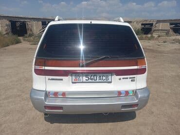 доставка аккумулятора бишкек: Просторный минивэн белого цвета с рейлингами на крыше — 16