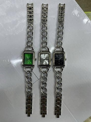 Часы наручные с прямоугольным корпусом и металлическим