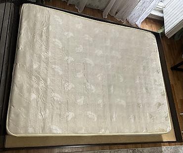 Матрас б/у пружинный размер :длинна 180 ширина 140 Купили новую