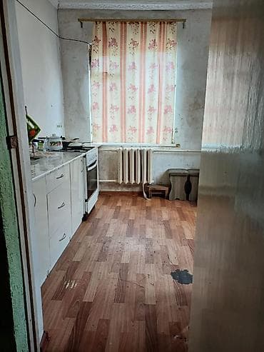 Үйлөр: Срочно продаётся полдома Участок 2,5 сотки. Район Красного — 1