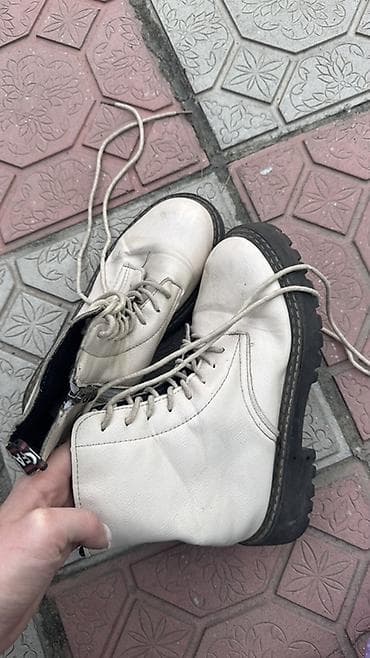 Женская обувь: Подборка женской и унисекс обуви разного типа. Состав лота: - Черные — 4