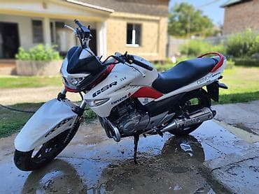 passat variant: Мотоцикл дорожного класса Suzuki GSR 250 (наклейки GSR/250 на баке и — 2