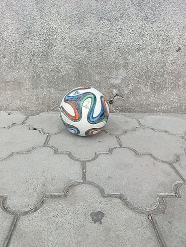 Футбольный мяч Adidas Brazuca, размер 5.Мяч оригинальный.Торгом отдам