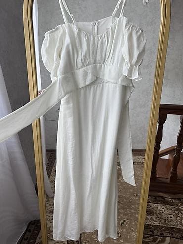 Белое женское платье миди с романтичными деталями. - Силуэт: прямой