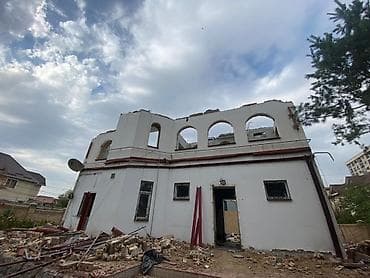 Чатырларды демонтаждоо, Полдорду бузуу, Шыптарды чечүү | Дубалдарды шыбактан тазалоо, Орнотулган шкафтарды демонтаждоо, Гипсокартон дубалы | Эски тушкагаздардан тазалоо, Тактай шыптарды чечүү, Асма шыптарды чечүү | Плинтусту демонтаждоо, Линолеумду демонтаждоо, Кафель плитканы демонтаждоо | Шифер чатыр, Металл черепицадан жасалган чатыр, Жумшак чатыр 6 жылдан ашык тажрыйба