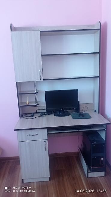 Эмерек: Компьютердик үстөлү, Текчелери бар — 3