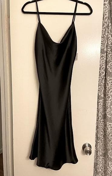 вечер: Черное платье-комбинация из атласной ткани. - Силуэт: прямой с легким — 4