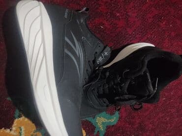 Кроссовки спортивные, черные с контрастной белой подошвой зимний