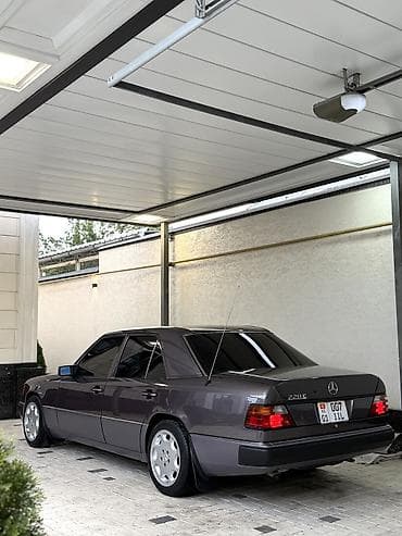 Унаа: Mercedes-Benz E-Class: 1992 г., 2.2 л, Кол менен иштөөчү, Бензин, Седан — 5
